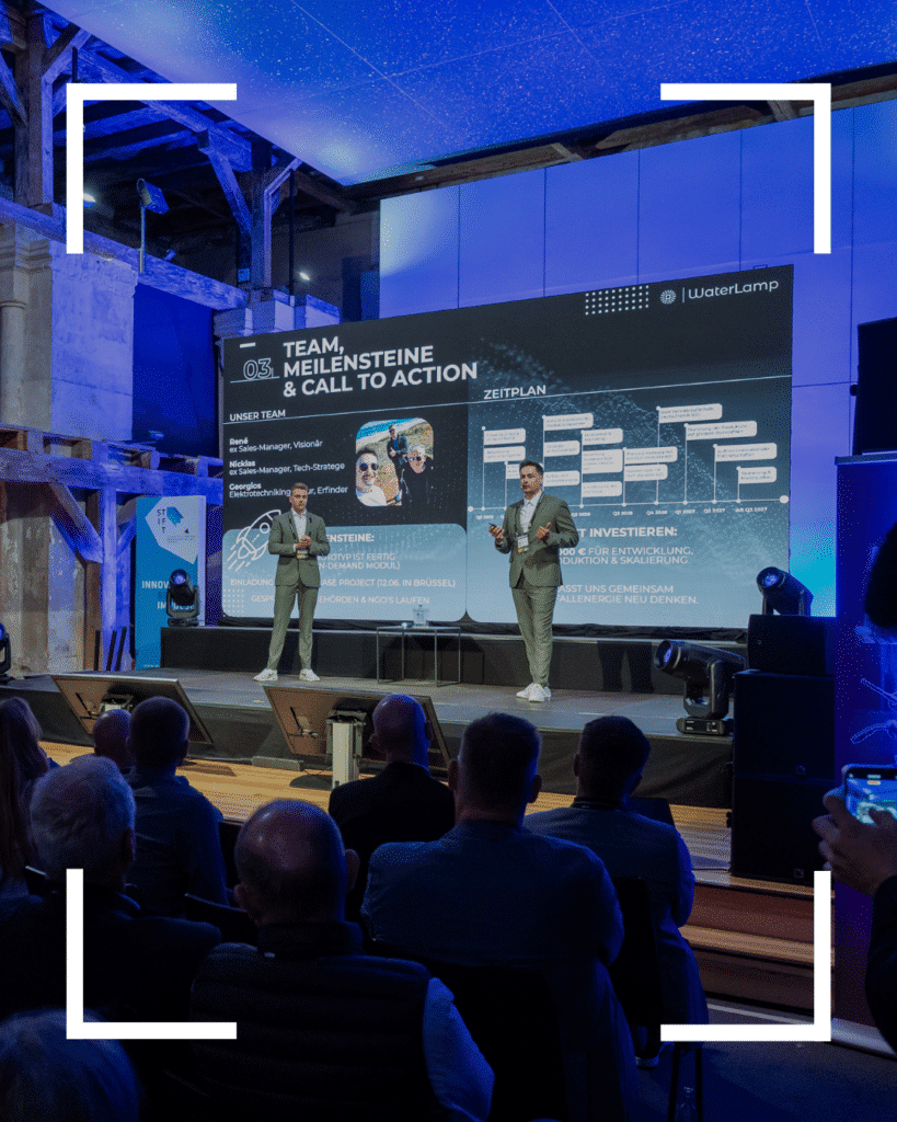 Nicklas Taja und Rene Fischer auf der Bühne der Investor Days Thüringen bei ihrem Pitch