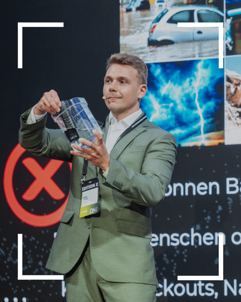 Rene Fischer auf der Bühne der Investor Days Thüringen in Erfurt mit der Innovation WaterLamp